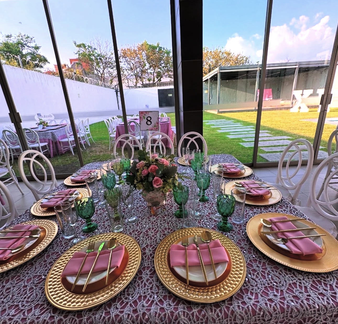 Mesa montada con vista al jardín a través de ventanales en Tuxtla Gutiérrez