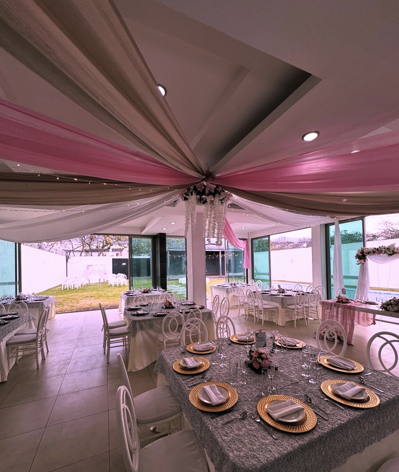 Salón montado con drapeados y mesas para una fiesta de XV años en Tuxtla Gutiérrez